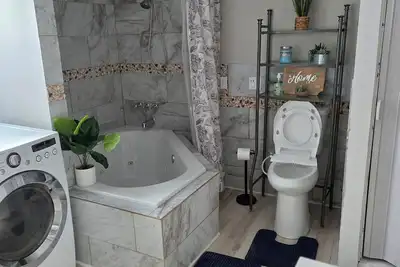 Image de super cozy 4-bedroom house in Lorain newly remodeled close to lake.