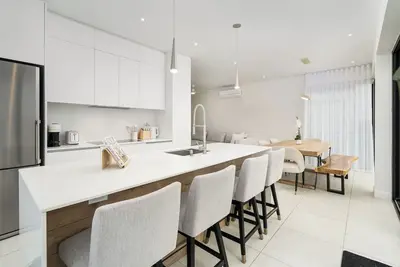 Image de Dream Home Retreat - Condo in Laval with Spa