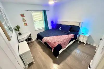 Image de Charming Getaway w 2 King Beds Laundry Backyard