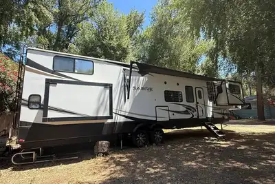 Image de Cozy 2-bedroom Rv with WiFi, A/C, full kitchen. Just walking distance from lake