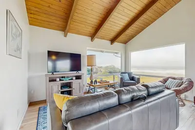 Image de Oceanfront home w/ amazing sunsets, fire pit, & jacuzzi tub