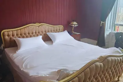 Image de Hip, neo-Victorian style character flat, cool coffee shops & close to transport.