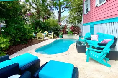 Image de Couples Retreat with Pool + Free Bikes & Golf Cart + Stroll to Beach