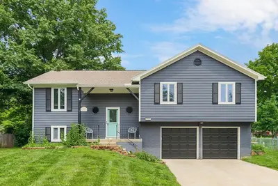 Image de Family-Friendly Lenexa Home ~ 3br, Game Room, 2 King Beds & Patio