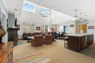 Image de Bright retreat w/ hot tub & resort access