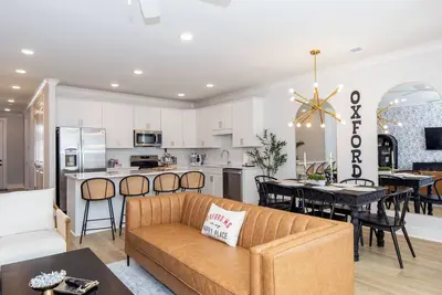 Image de Grad Weekend & Football Games Available! Pool Access! Just 5 mins from Square!