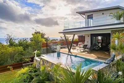 Image de Villa Flojulo, sa piscine à débordement et sa vue à 180° sur l'océan
