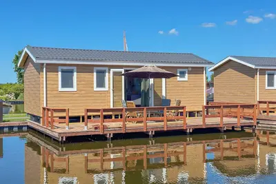 Image de Chalet moderne au bord de l'eau avec climatisation