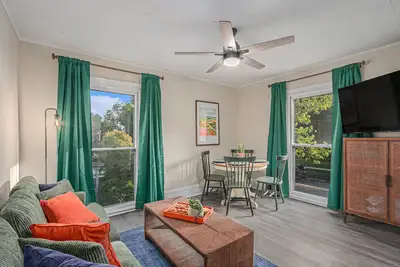 Image de Cozy Corner, Apartment 2s. Steps to shops & Dining