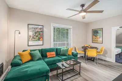 Image de Stylish Stay, Apartment 2n. Downtown Cozy Quarters