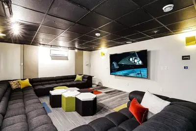 Image de Quiet corner 1 bedroom top floor apartment. 20 second walk to board the train.