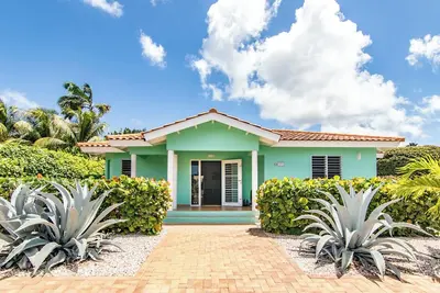 Image de Colorful villa in a secured resort, quietly located between Jan Thiel and Mambo Beach