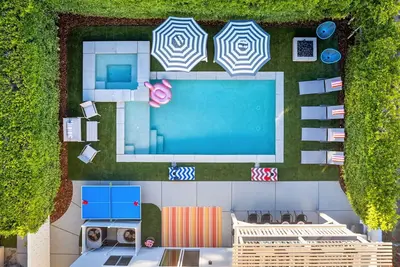 Image de 5 mins to Coachella - Saltwater Pool, Spa & Games