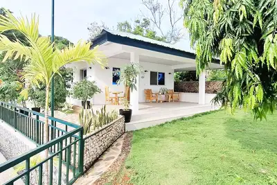 Image de Sea View Deluxe Bungalow with WiFi and Ac Within The Casa Feliz Ocean Resort