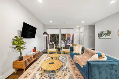 Image de Near Midtown + Downtown | Games WiFi Balcony Pets