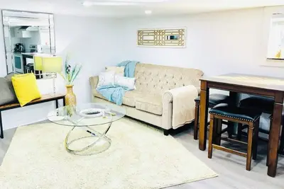 Image de 2-bedroom apartment with fast Wi-Fi, private laundry & entrance; free parking