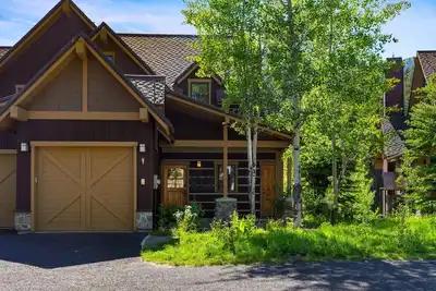 Image de Sasquatch Ski Haus|Includes Two 1-Day Lift Tickets