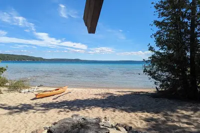 Image de New! Lwardcove - Gorgeous Beachfront Beauty on Crysal Lake with a Kayak Included!