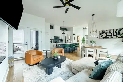 Image de Stylish 3-Level Retreat | Rooftop Views + 2-Car Garage Near Downtown