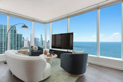 Image de 49th Fl Luxury Retreat + Stunning Lake Views