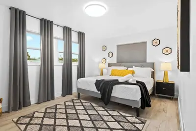 Venice Oasis | Pool, 3 King Beds, 2. 5 miles >Beach