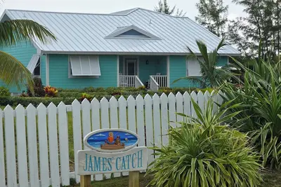 Image de What A Sunset At This 3-Br Home on Canal with Dock! Come bring your boat.