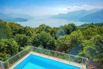 Image de Exclusive 3-room apartment with spectacular lake views and elegant pool area