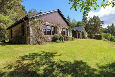 Image de Creag Bhalg, with open fire in Braemar