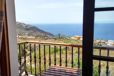 Image de Appartement avec balcon et vue sur la mer.