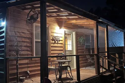 Image de Cozy Cabin With Screened in Porch and Pond View