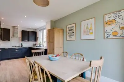 Image de Family-Friendly Getaway - Garden, Parking Sleeps 8