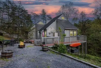 Image de King St. Chalet•Hot Tub•Sauna•Lake Access!