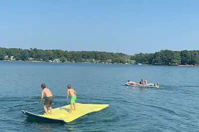 Image de Cottage on an Island on Lake Simcoe. Sleep 10-12