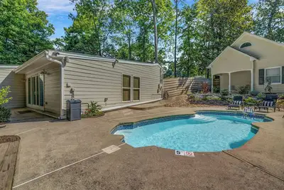 Image de Exclusive Lake Lanier Escape w/ Pool & Dock