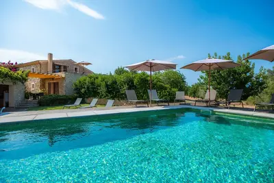 Image de Maison de campagne 'Els Clepes' avec vue sur la montagne, piscine privée et Wi-Fi