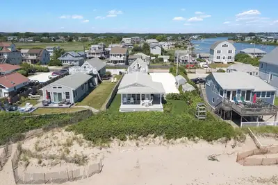 Image de Charming Beach Front Cottage In Matunuck, Ri