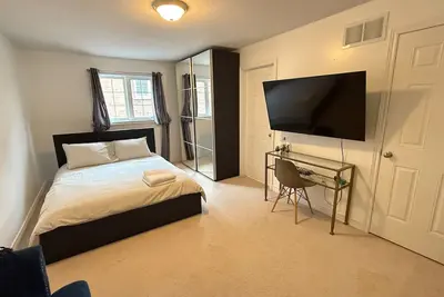 Image de Elegant & Cozy Designer Home in Meadowlands