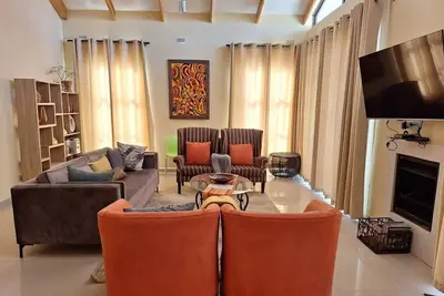 Image de New, modern, airy 3 bed Home in Monavale/ Water and solar backUp &wifi