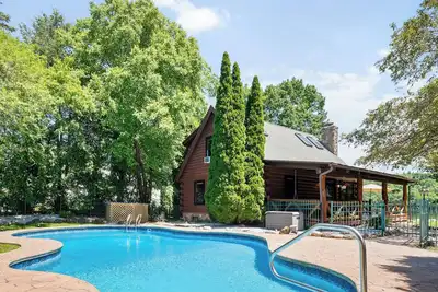 Image de Riverfront Cabin with Cedar wood Hot Tub, Dry Sauna, and Dock