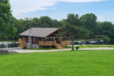 Image de Garrett's Private Lake House with Horse Barn in wonderful Jamestown;