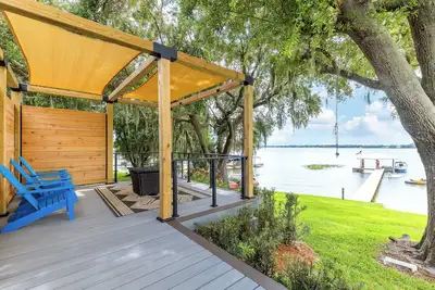 Image de Sunset Cove Cottage – Breathtaking Lake Views & Lakeside Living