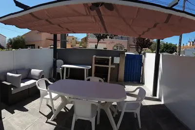 Image de Appartement dans maison avec terrasse  ombragée et parking à 100m de la plage