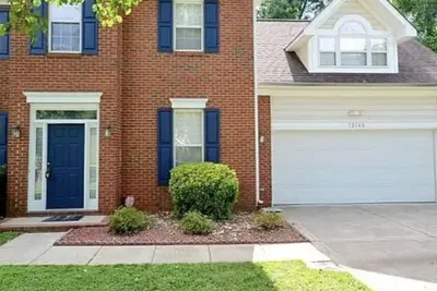 Image de 4-bedroom cozy house in charming Charlotte with WiFi, Ac, home Security and love