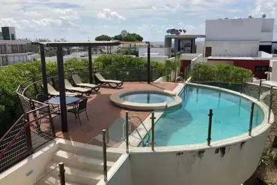 Image de Heliko, 2 blocks from the beach!