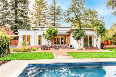Image de Downtown Healdsburg Retreat — Walk to Plaza, Pool, and Timeless Charm