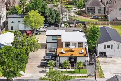 Image de Brand new condo with large rooftop terrace above Beau Soleil restaurant