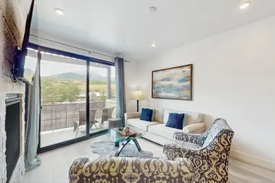 Image de Cozy condo w/ full kitchen, fast wifi, balcony & convenient location