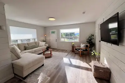 Image de Alpine Escape-Completely renovated home 20 minutes to Jasper National Park Gate!