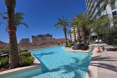 Image de \"Brand New 1br • Pool & Jacuzzi • Free Parking\" Suite One