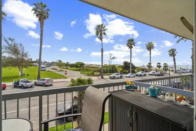 Image de Full Beach Condo with Private Balcony